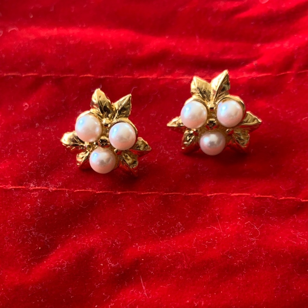 Elegant Gold and Pearl Floral Earrings